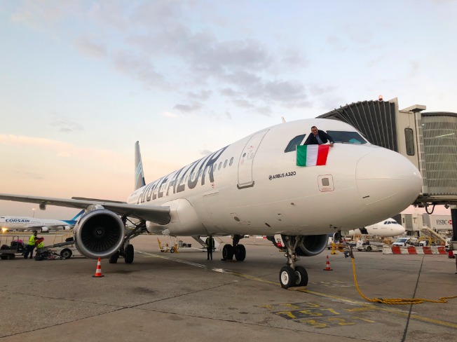 Tiago Martins, directeur commercial et marketing d'Aigle Azur, lors du vol inaugural Paris-Orly/Milan