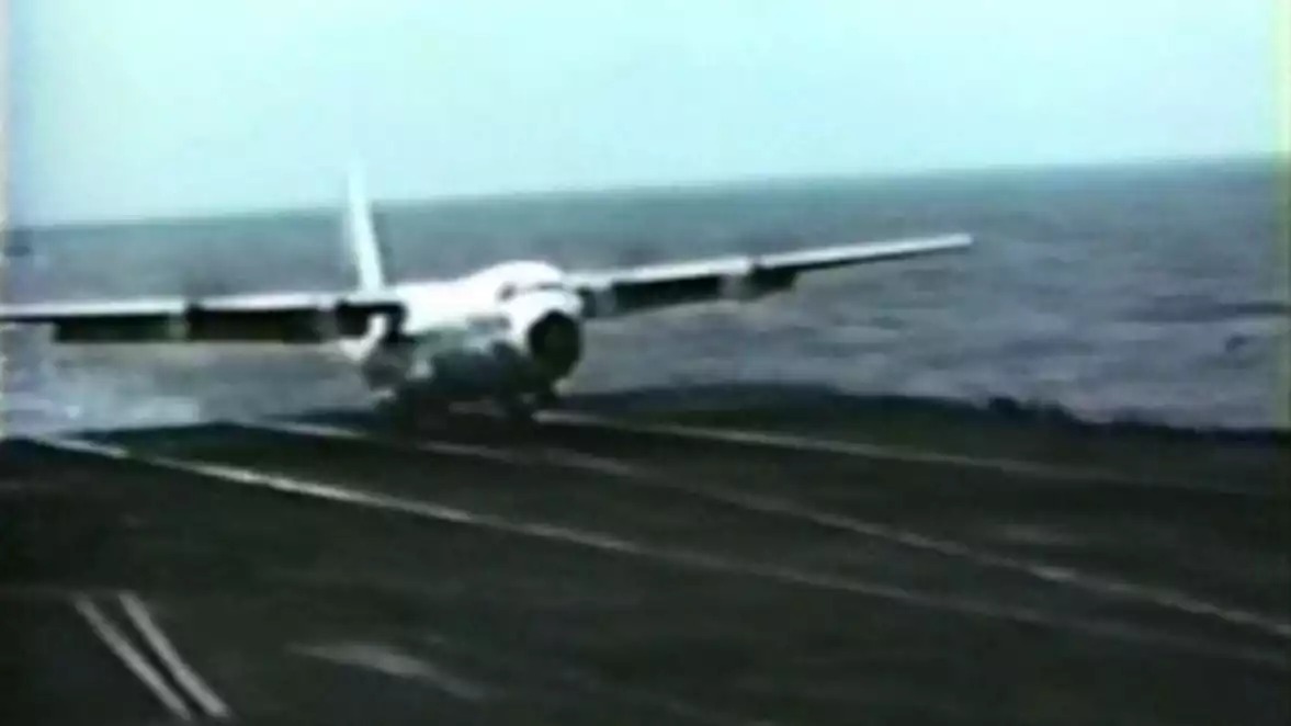 KC-130F 'Look Ma, No Hook' en tain d'apponter sur le porte-avions USS Forrestal.