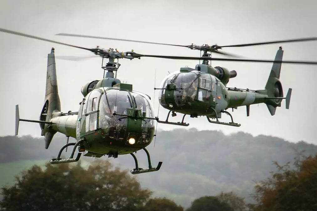 Deux des trois hélicoptères Gazelle AH.1 durant le vol d'adieu du 23 octobre 2023.