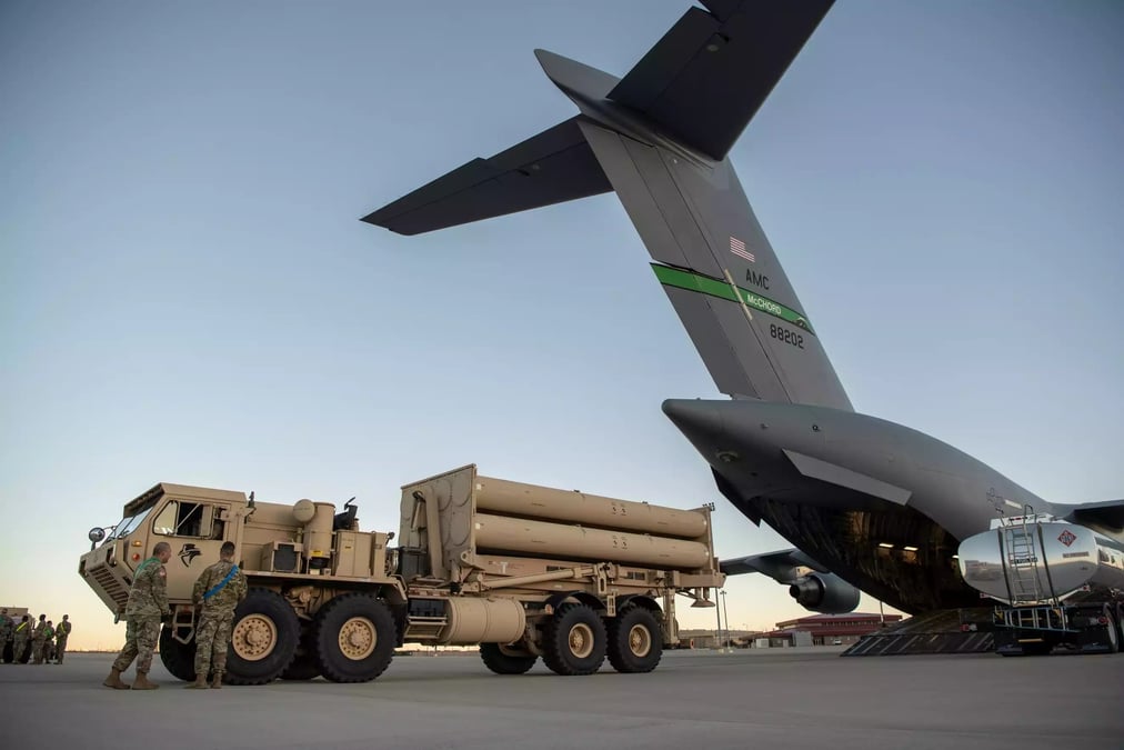 Chargement d'un lanceur de THAAD dans un C-17A Globemaster III (2019).
