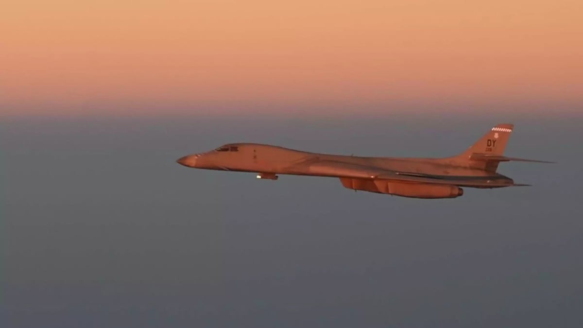 B-1B Lancer sur le Moyen-Orient (novembre 2023). Le pod de désignation laser Sniper RX est facilement visible.