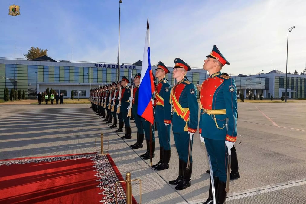 Le commandant de l'armée libyenne Khalifa Haftar arrive à Moscou pour une visite officielle. Le vice-ministre russe de la Défense, Yunus-bek Yevkurov, était présent à son arrivée.