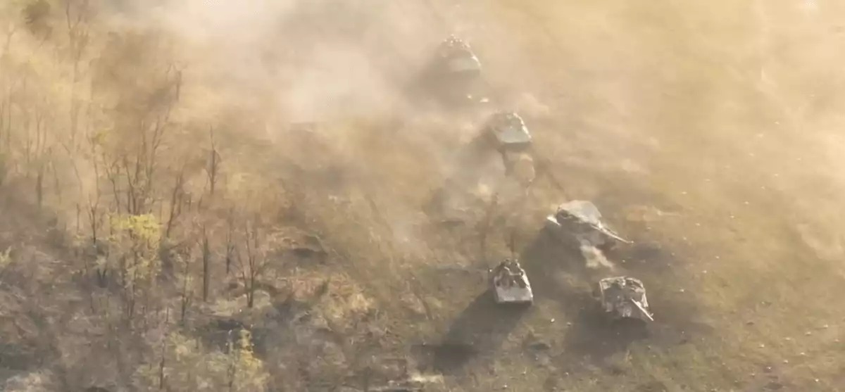 Des véhicules blindés russes avancent vers les lignes d'Avdiivka, vulnérables aux défenses ukrainiennes.