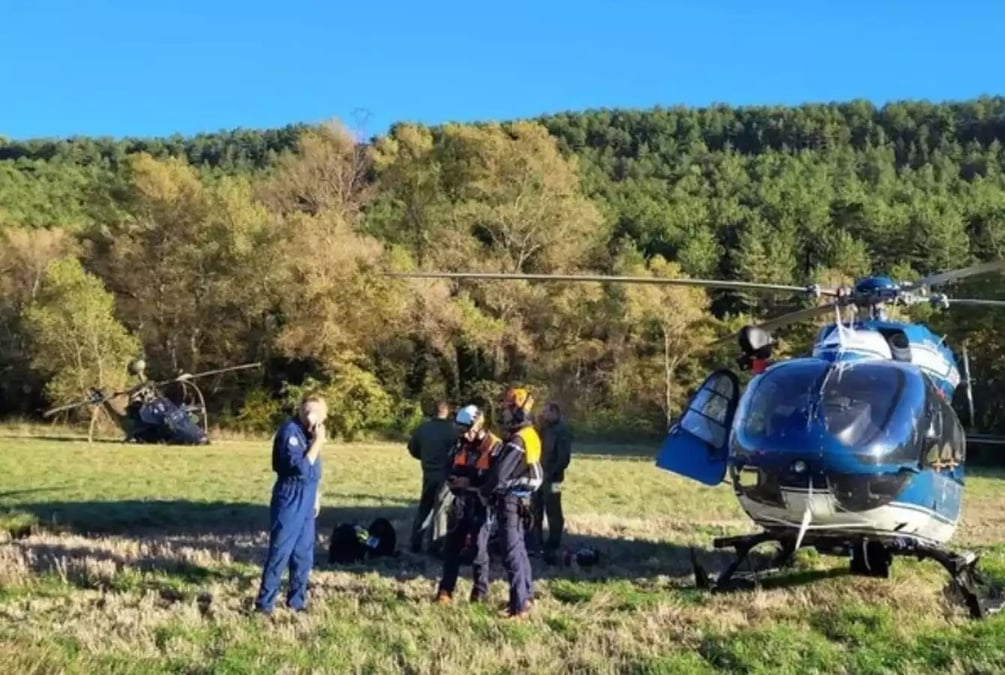 Un hélicoptère de la Gendarmerie (premier plan) sur la zone de crash du Tigre UHT allemand (arrière-plan).