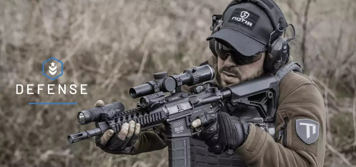 Le fusil d'assaut VCD de Lebel Défense, ici équipé de plusieurs accessoires.