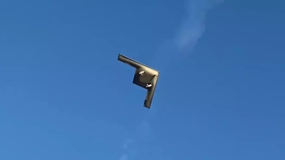 Bombardier stratégique B-21 Raider durant son tout premier vol (10 novembre 2023).