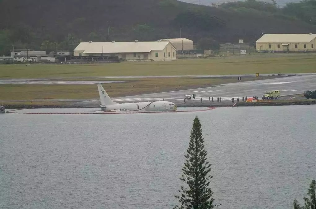 P-8A Poseidon dans la baie de Kaneohe après avoir raté son atterrissage (20/11/2023).