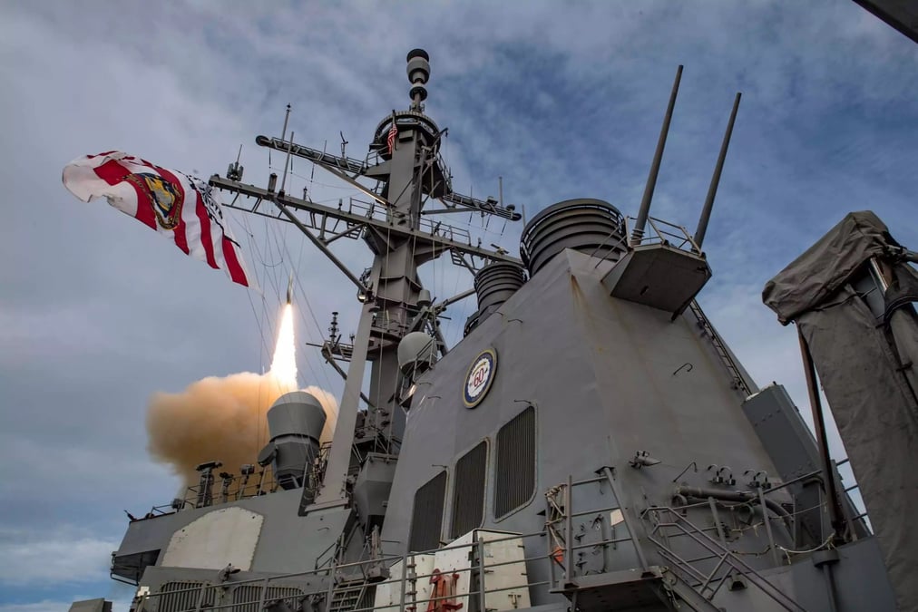 Tir d'un missile mer-air SM-2 depuis le destroyer USS Carney (DDG-64).