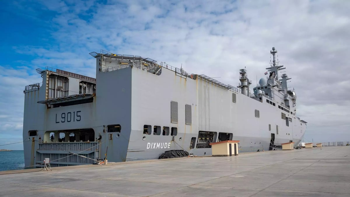 PHA Dixmude amarré à son quai dans le port égyptien d'El Arish.