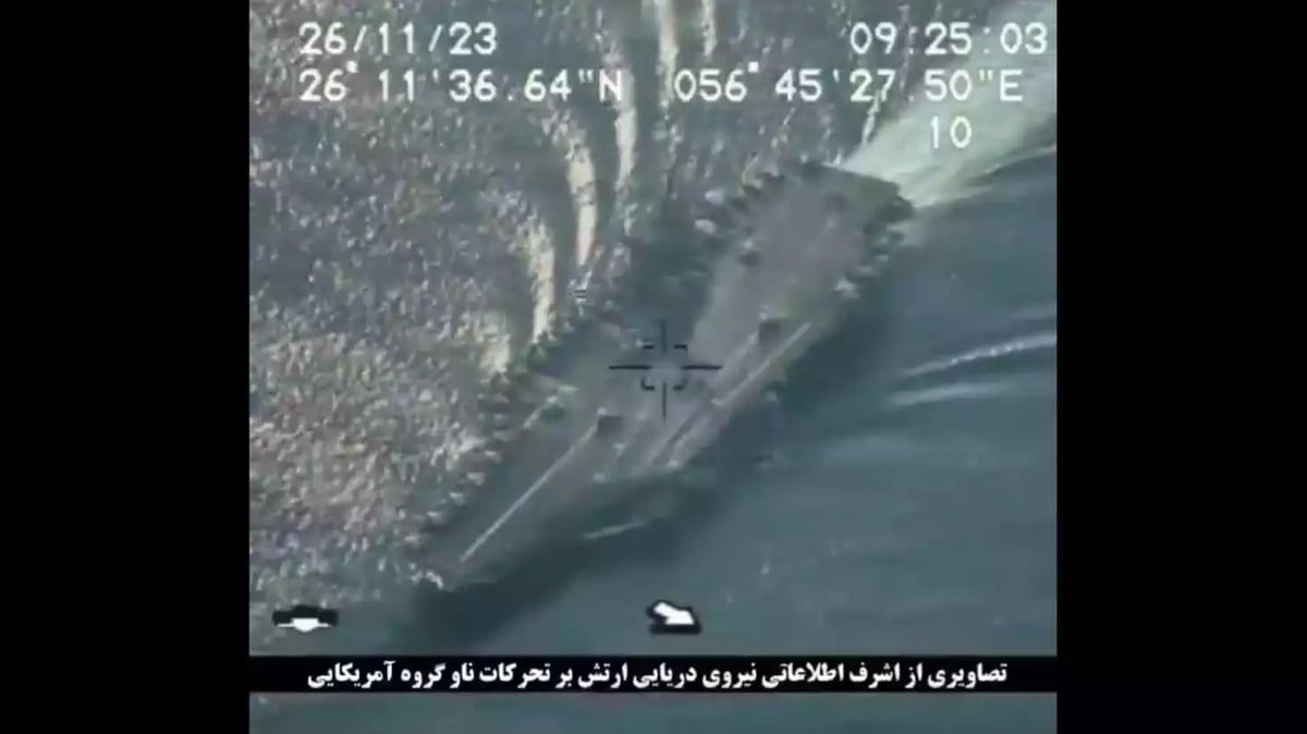 Prise de vue du porte-avions USS Dwight D. Eisenhower dans le détroit d'Ormuz par un drone iranien.