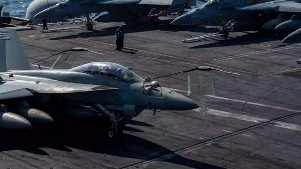 Accident de ravitaillement en vol pour un F-18 Super Hornet.