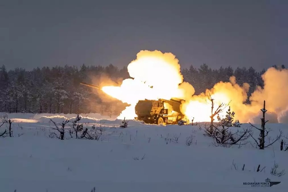 HIRAIN entre l'US Army, la Composante Air et les forces spéciales lettones : à peine débarqué de l'A400M, l'HIMARS tire trois roquettes sur les cibles désignées.
