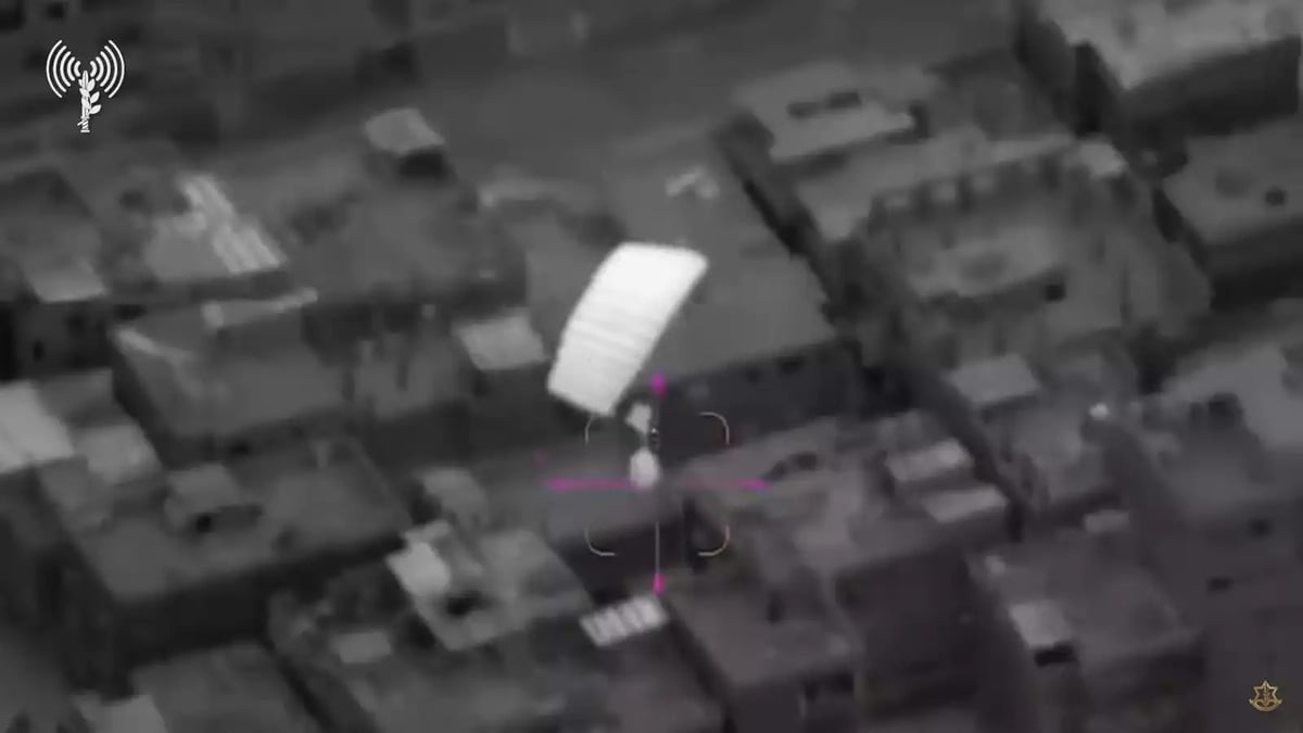 11 décembre 2023, les Forces armées israéliennes ravitaillent pour la première fois des troupes au sol grâce à des parachutes guidés.