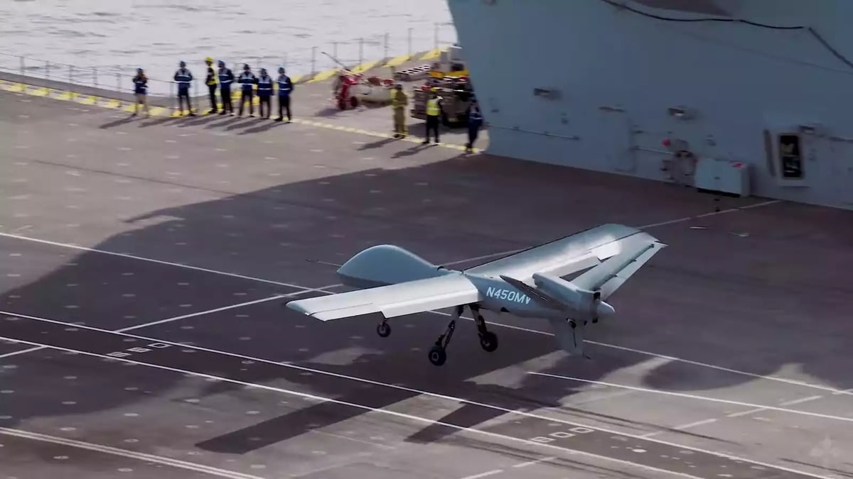 Décollage du drone Mojave depuis le pont du porte-avions HMS Prince of Wales.