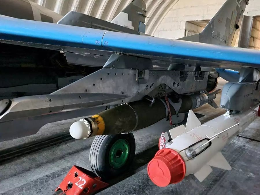 MiG-29 Fulcrum ukrainien équipé d'un missile air-air courte portée R-73 Vympel et d'une bombe planante de précision JDAM-ER.
