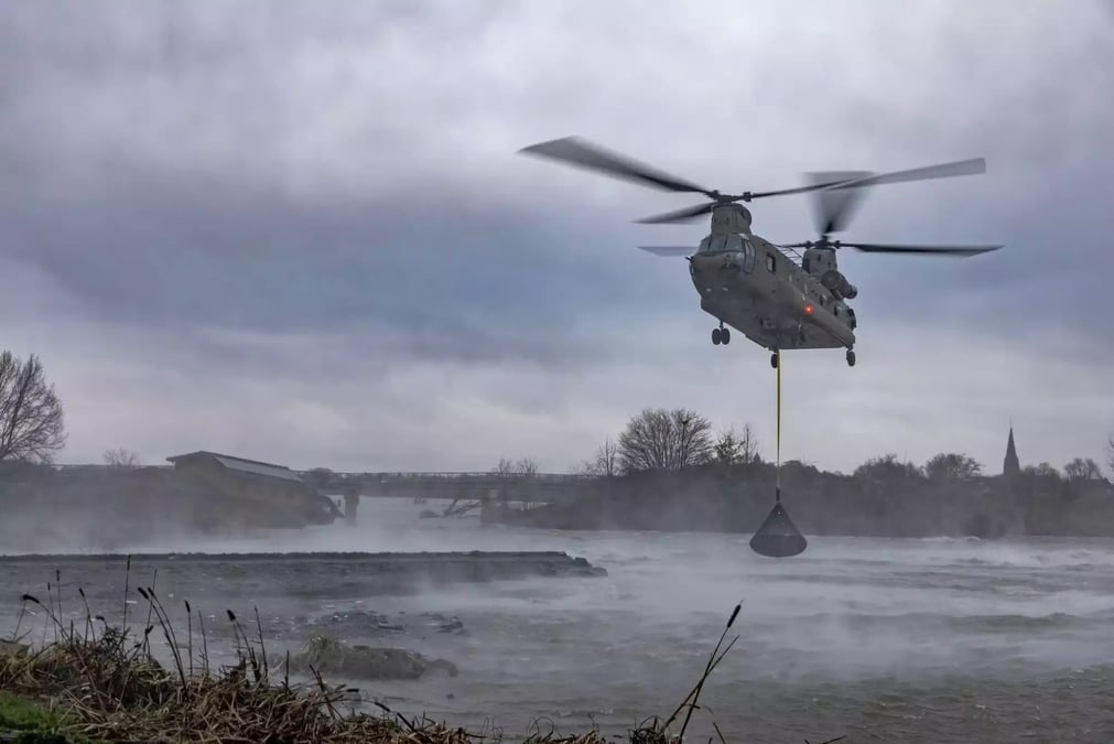 CH-47F Chinook hollandais lors des opérations de réparation d'un barrage sur la Meuse à Maastricht (6 janvier 2024).
