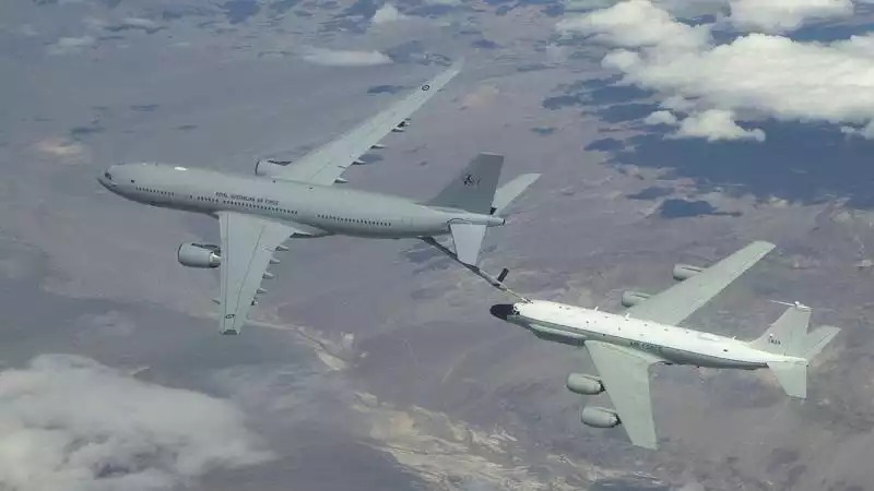 Essais de ravitaillement en vol d'un RC-135V/W Rivet Joint américain par un KC-30A MRTT australien.