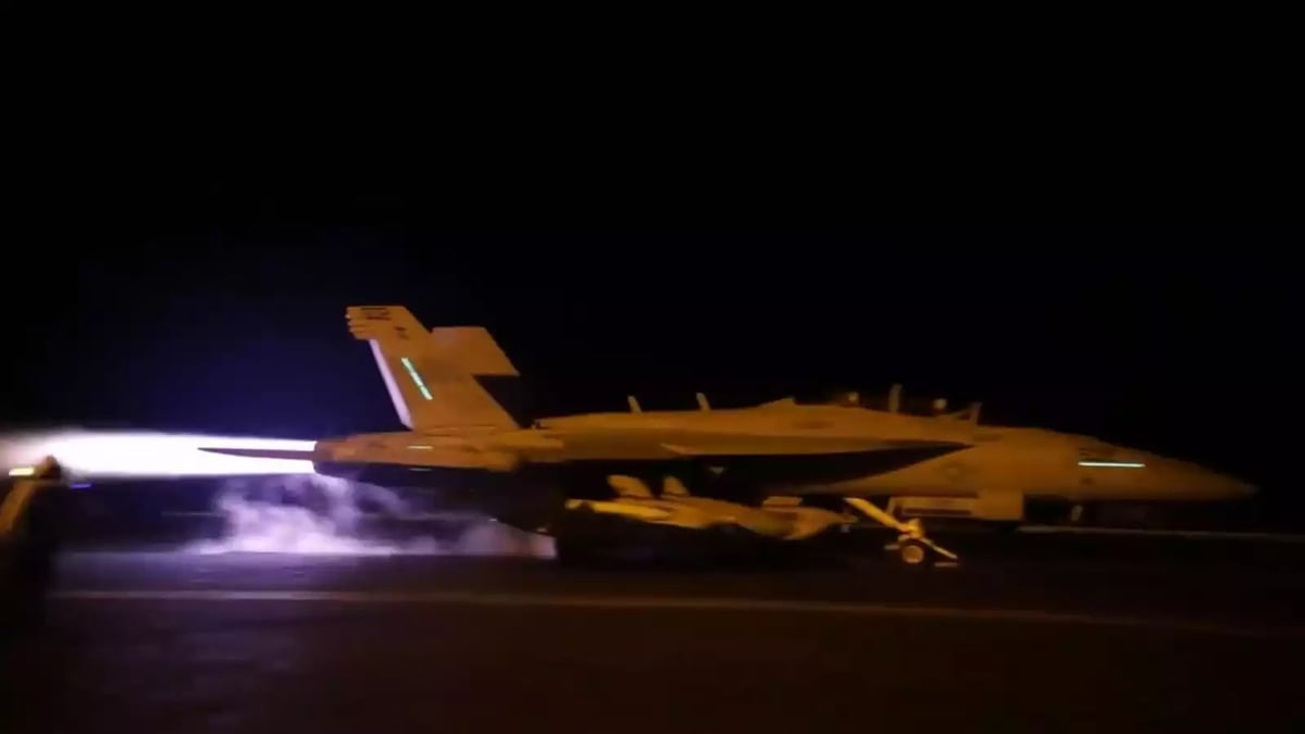 Catapultage d'un EA-18G Growler depuis l'USS Dwight D. Eisenhower lors des frappes sur le Yémen (11-12 janvier 2024).
