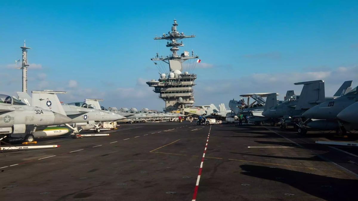 Porte-avions USS Theodore Roosevelt (CVN-71, classe Nimitz) durant un entrainement de transit d'un détroit en vue de son déploiement de 2024 (23 septembre 2023).
