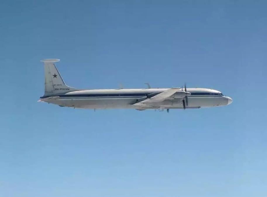 Avion de commandement aéroporté et de relai de communication Il-22M-11-RT russe intercepté au-dessus de la mer Baltique par deux Typhoon anglais (14 mai 2019).