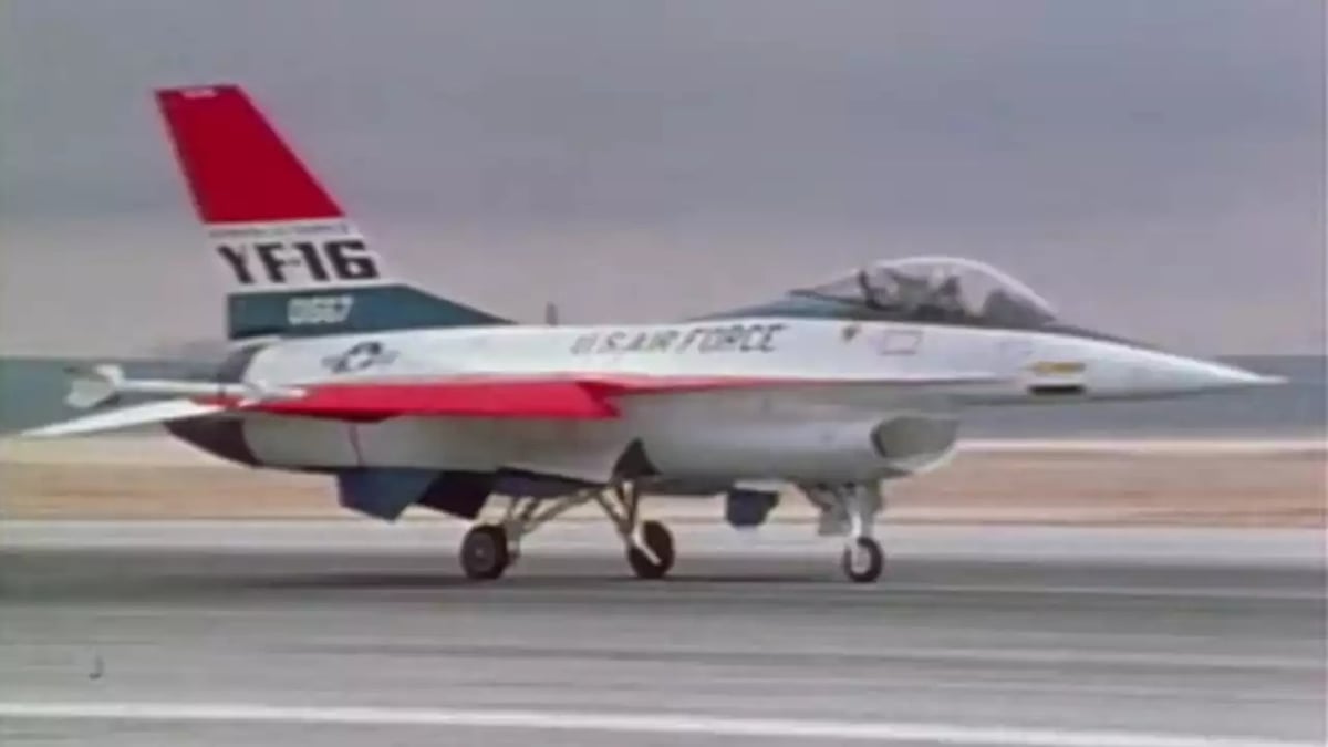 Premier prototype du YF-16 peu avant son vol 0 (20 janvier 1974).
