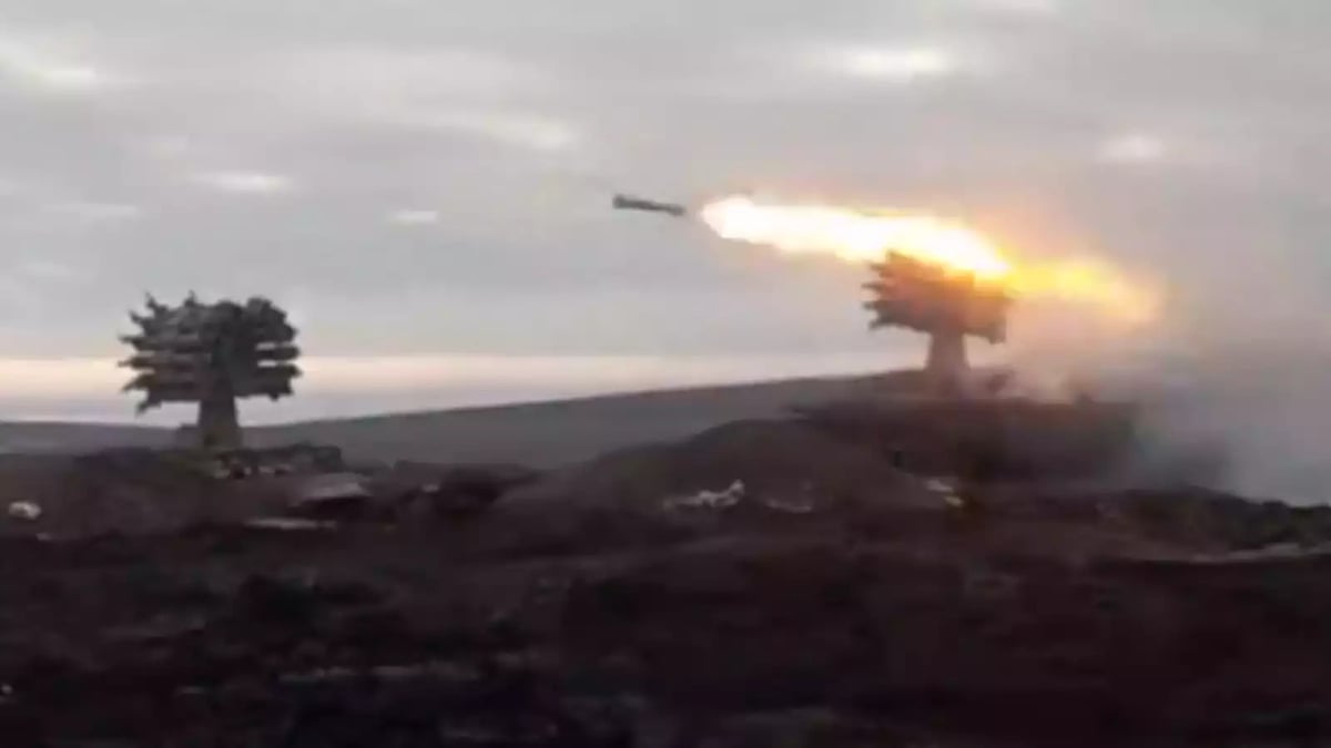 Deux chars de combat russes T-80 (équipés d’un lance-roquettes anti-sous-marin RBU-6000) en train de tirer sur une cible terrestre.