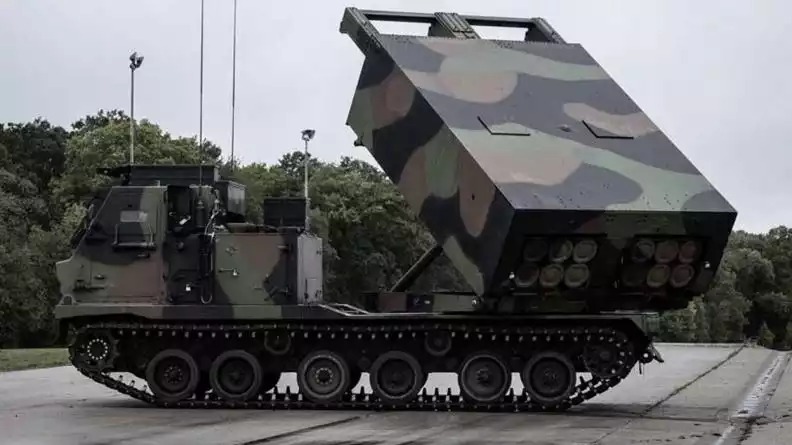 Lance-roquettes unitaire (LRU) M270 de l'Armée de Terre française en position de tir.