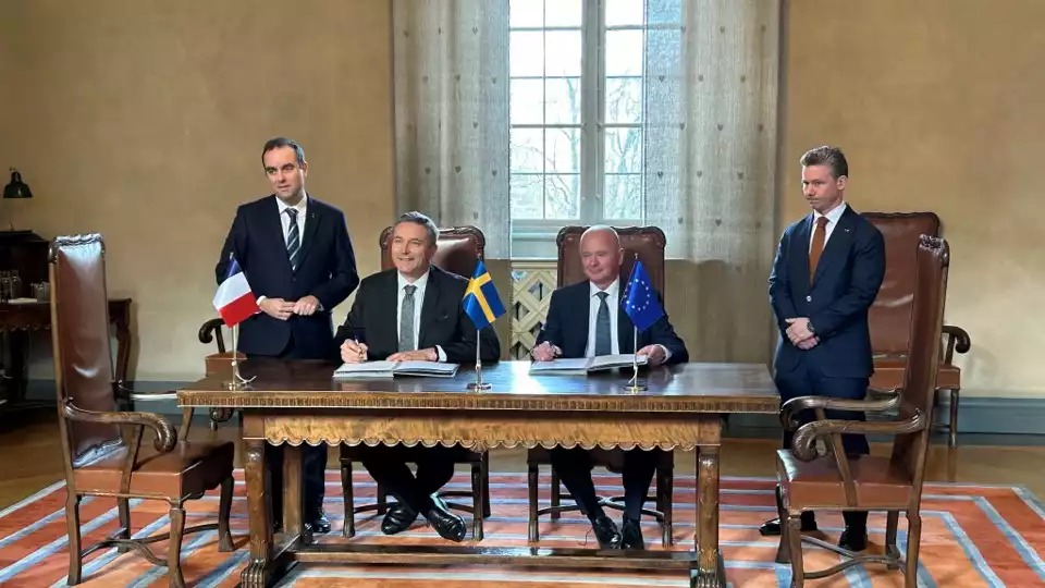 Les CEO de MBDA et Saab signent une nouvelle coopération dans les domaines antichars et antiaériens lors de la visitie présidentielle française de janvier 2024.