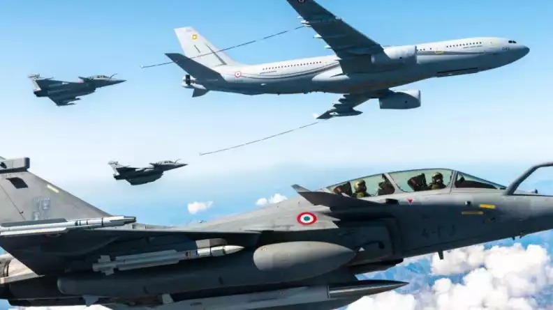 Forces Aériennes Stratégiques (FAS) en vol : Rafale B équipé d'un missile ASMP (premier plan) et ravitailleur A330 Phénix_AAE