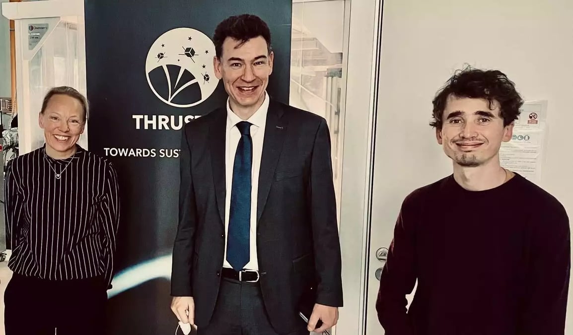Philippe Baptiste, président du Cnes, avec Ane Aanesland et Dmytro Rafalskyi, fondateurs de ThrustMe.