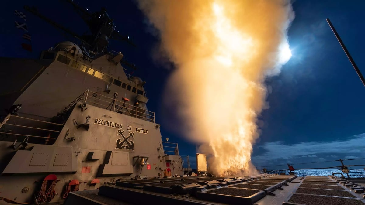 Démarrage d'un missile SM-3 Block IIA depuis un lanceur vertical Mk 41 sur le destroyer lance-missiles USS McCampbell (DDG-85, classe Arleigh Burke IIA) lors de l'essai FTO-23 (8 février 2024).