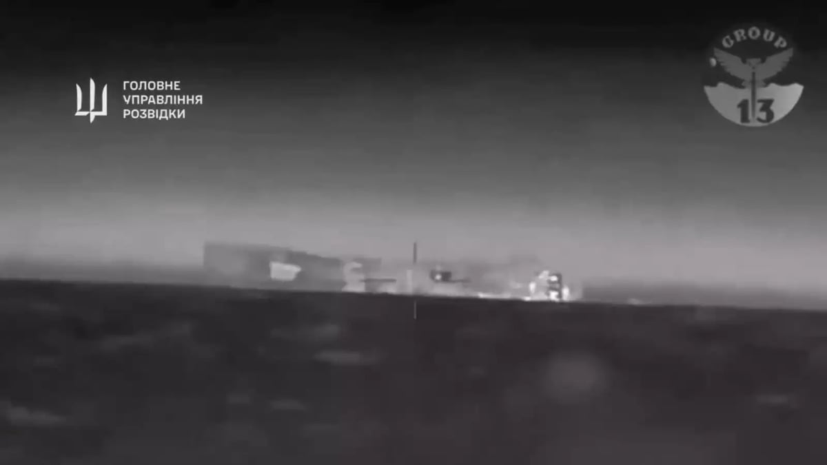 Le navire de débarquement de chars Caesar Kunikov en train de couler en mer Noire (14 février 2024).
