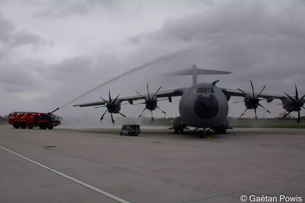 Static water salute pour la réception du huitième et dernier A400M de la base aérienne de Melsbroek.