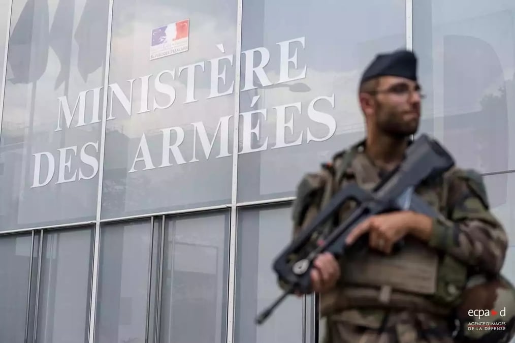 Mission sentinelle devant l'entrée principale de Balard, juillet 2018.