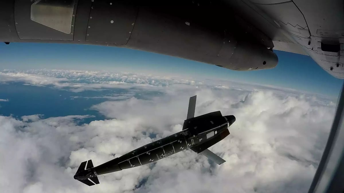 Première séparation d'une bombe air-sol guidée et propulsée AASM 1000 depuis un Rafale.