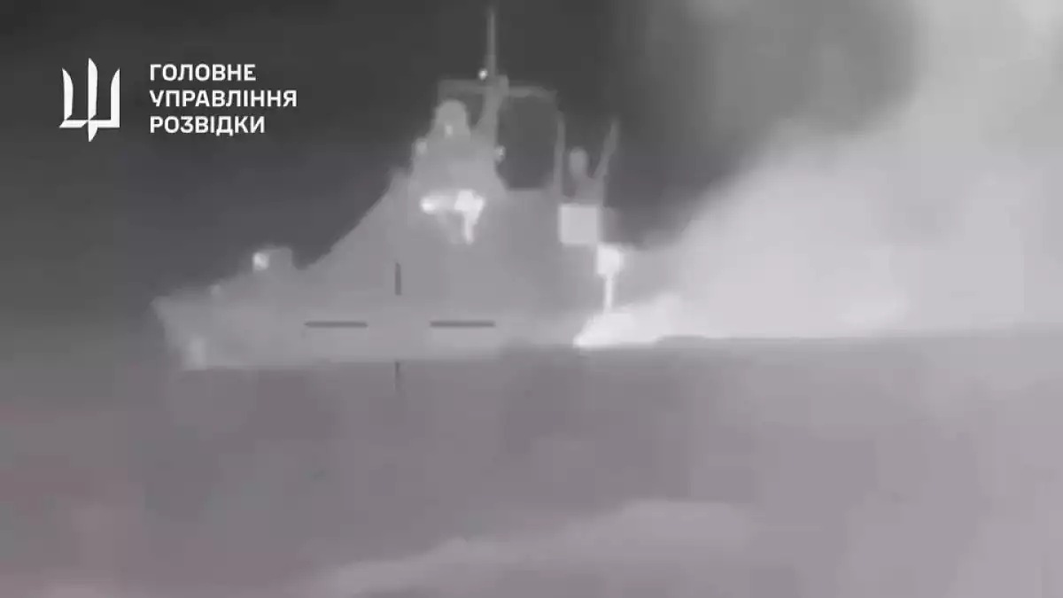 Patrouilleur de la classe Vasily Bykov en train d'être attaqué par des USV Magura V5 ukrainiens.