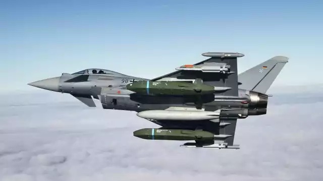 Eurofighter de la Luftwaffe équipé de deux missiles de croisière Taurus et de deux missiles air-air Iris-T.