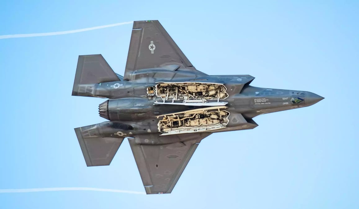 Vol-test d'un F-35 déployant sa baie d'armes, lors du survol d'une base militaire en Arizona.