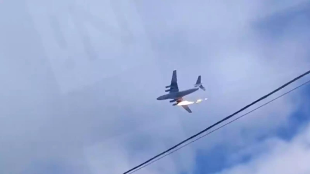 Avion de transport stratégique Il-76 Candid russe souffrant d'un incendie moteur peu de temps avant son crash (12 mars 2023).