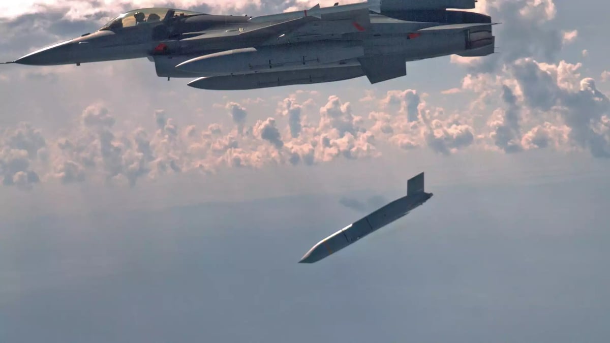 Tout premier tir d'essai d'un JASSM-ER depuis un F-16 américain au-dessus du golfe du Mexique (19 sept. 2018).