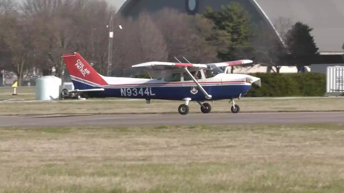 Arrivée du Cessna Skyhawk N9344L de la Civilian Air Patrol au National Museum de l'USAF.