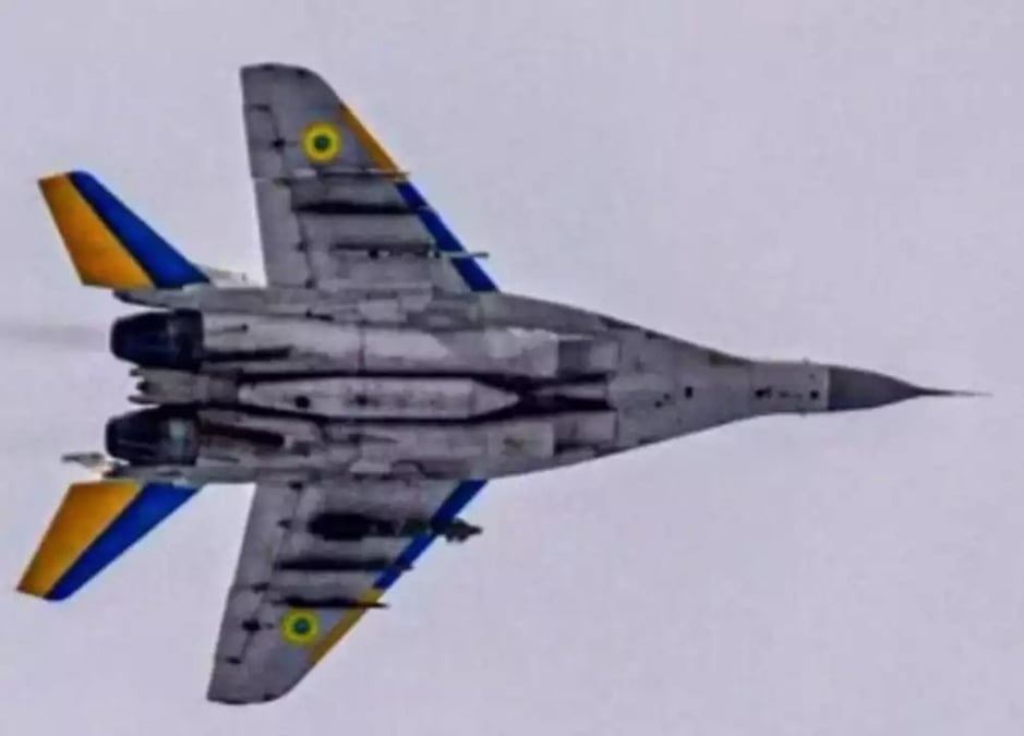 MiG-29 ukrainien équipé d'une bombe propulsée AASM Hammer lors d'un passage en basse altitude.
