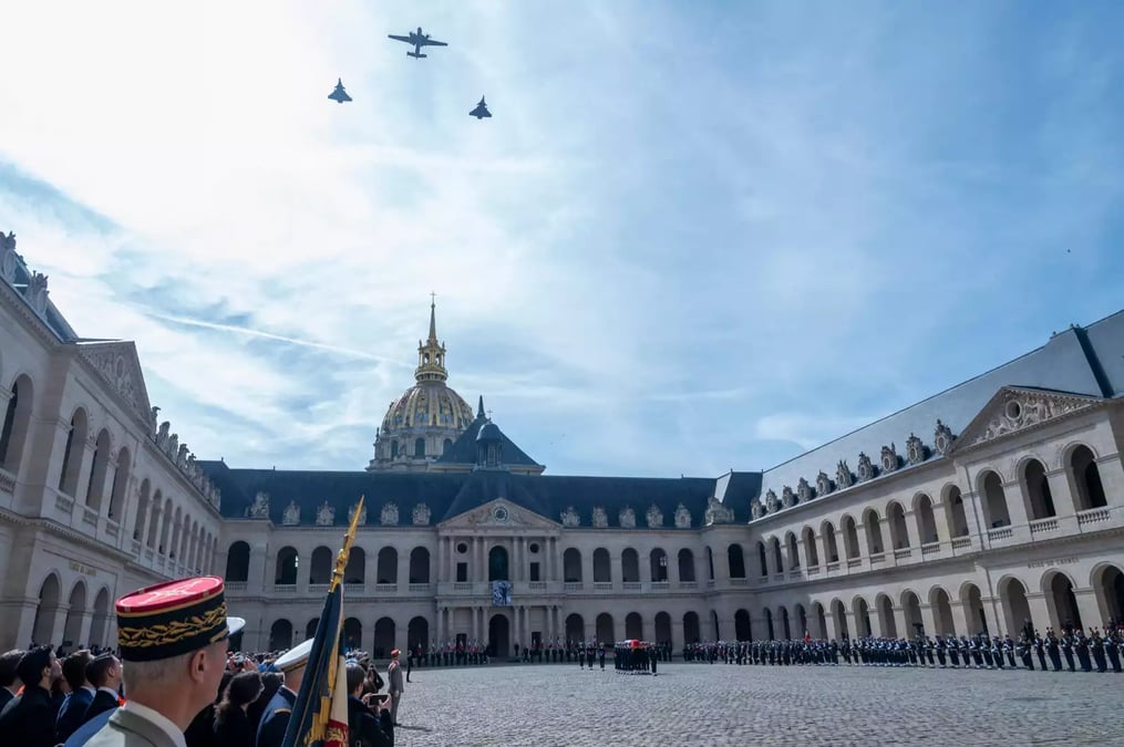 Low pass d'un E-2C Hawkeye et de deux Rafale M durant l'hommage national rendu à l'amiral Philippe de Gaulle dans la cour des Invalides.