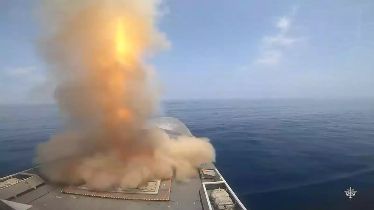 Premier tir d'un missile Aster lors d'une interception d'un missile balistique houthi depuis la FREMM DA Alsace.