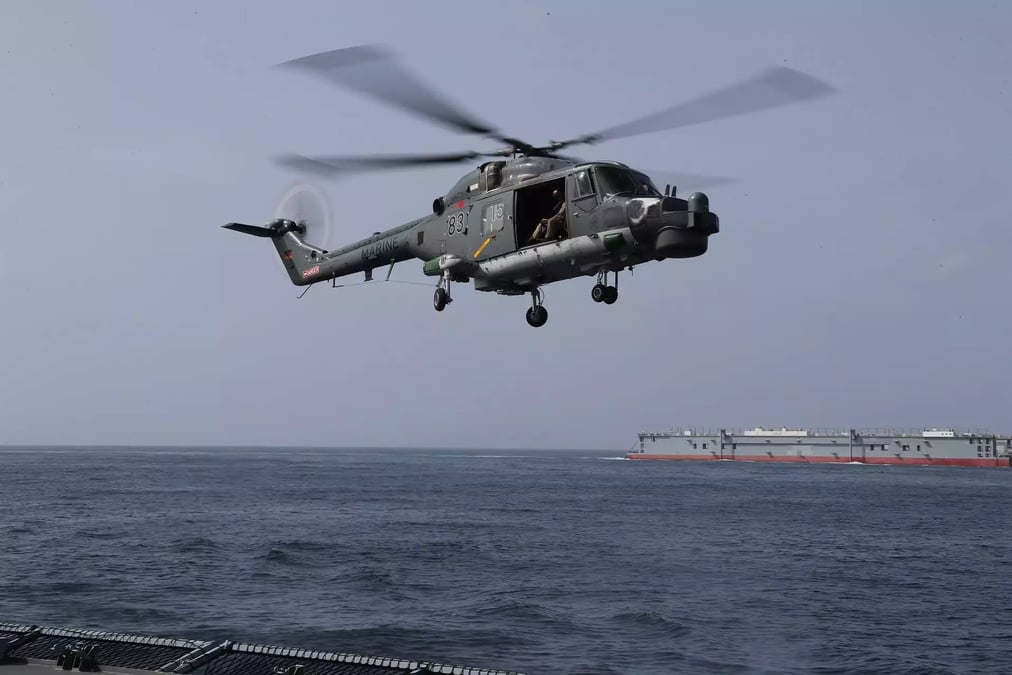 Sea Lynx Mk 88A (83+15) de la Deutsche Marine décollant depuis la frégate Hessen durant une escorte de navire au large du Yémen.