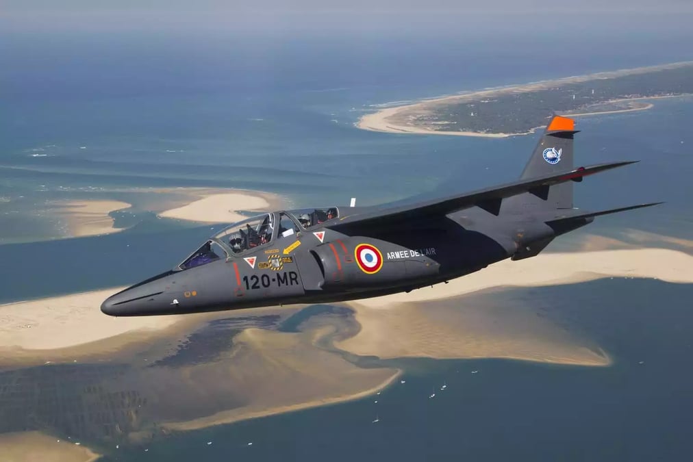 Avion d'entrainement avancé Alpha Jet de l'Armée de l'Air et de l'Espace durant un vol.