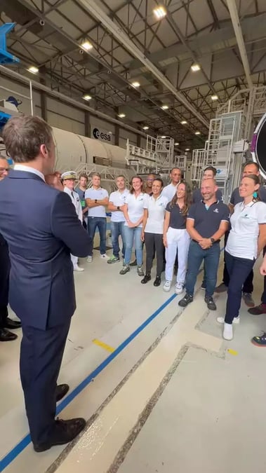 Le président de la République avec les équipes Ariane 6 au Centre spatial guyanais