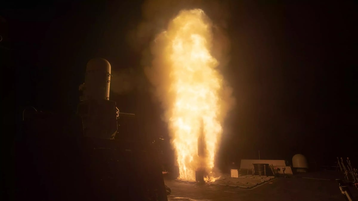 Tir d'un missile SM-6 Dual II SWUP depuis le destroyer lance-missiles USS Preble dans le cadre d'un essai d'interception d'un MRBM (essai FTM-32) (28 mars 2024).