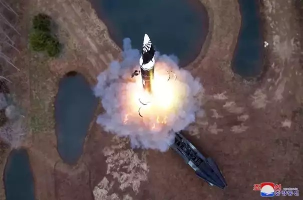 Tir d'un missile Hwasong-16B nord-coréen équipé d'un planeur hypersonique (2 avril 2024).
