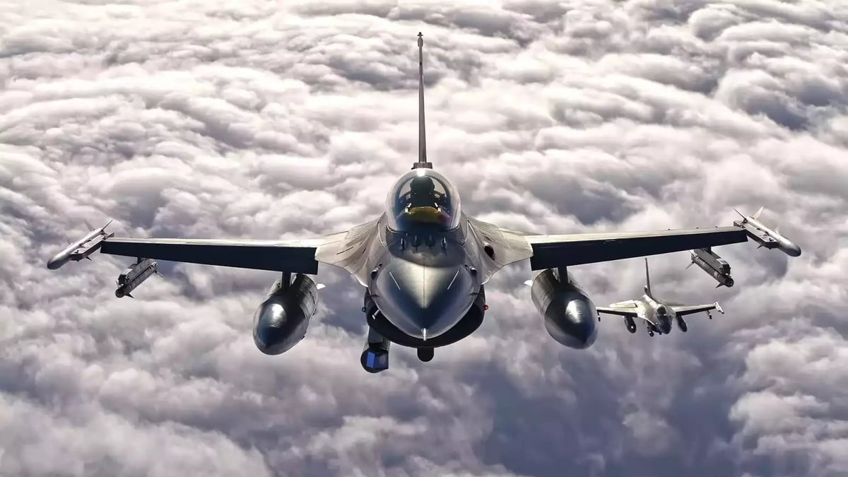 Deux F-16AM belges (pod Sniper, missiles Sidewinder et AMRAAM) durant un vol dans le cadre de la Baltic Air Policing (nov 2023-mars 2024).